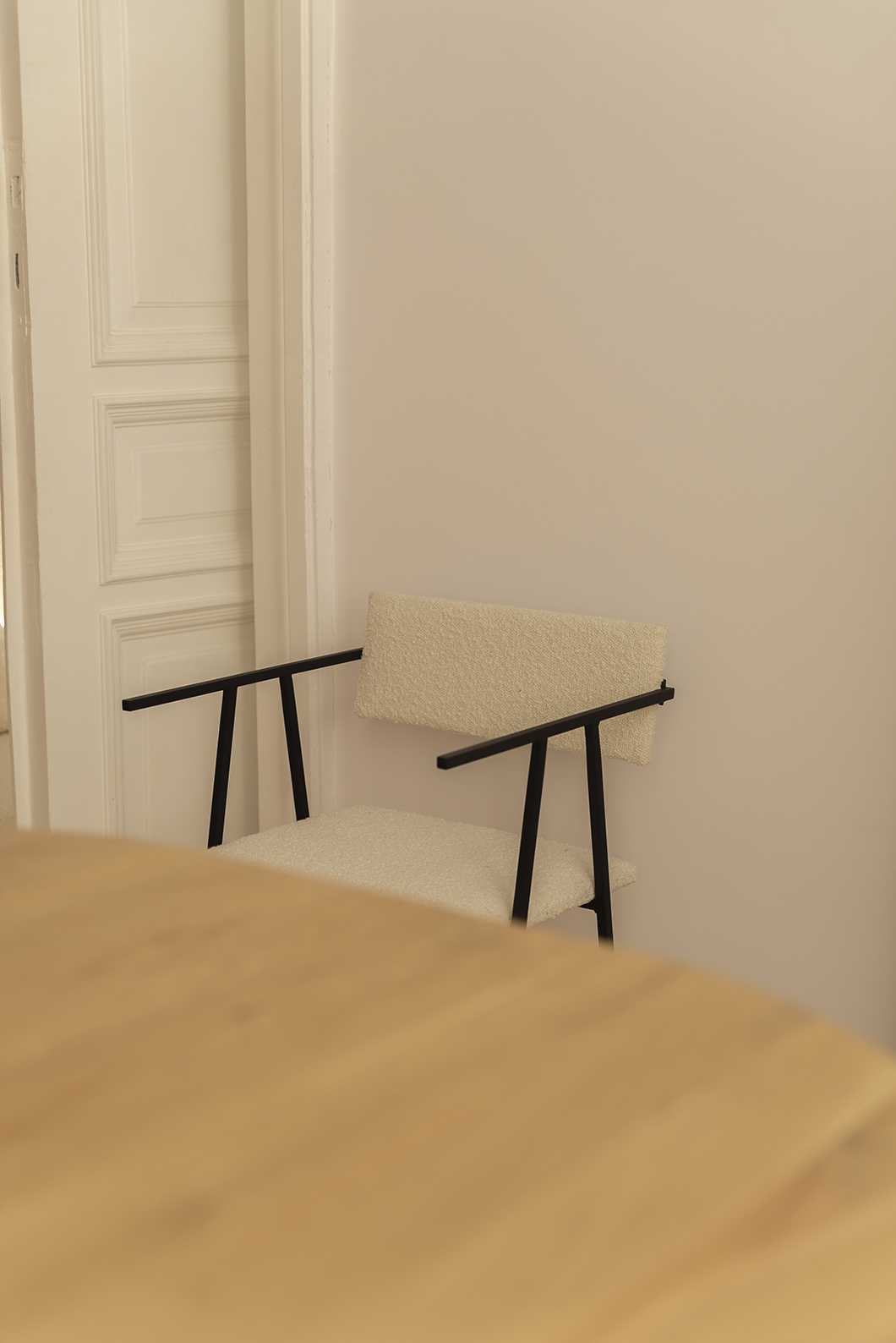 Minimalistyczne krzesło Object058