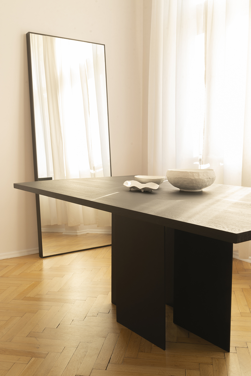 Czarny stół drewniany object056