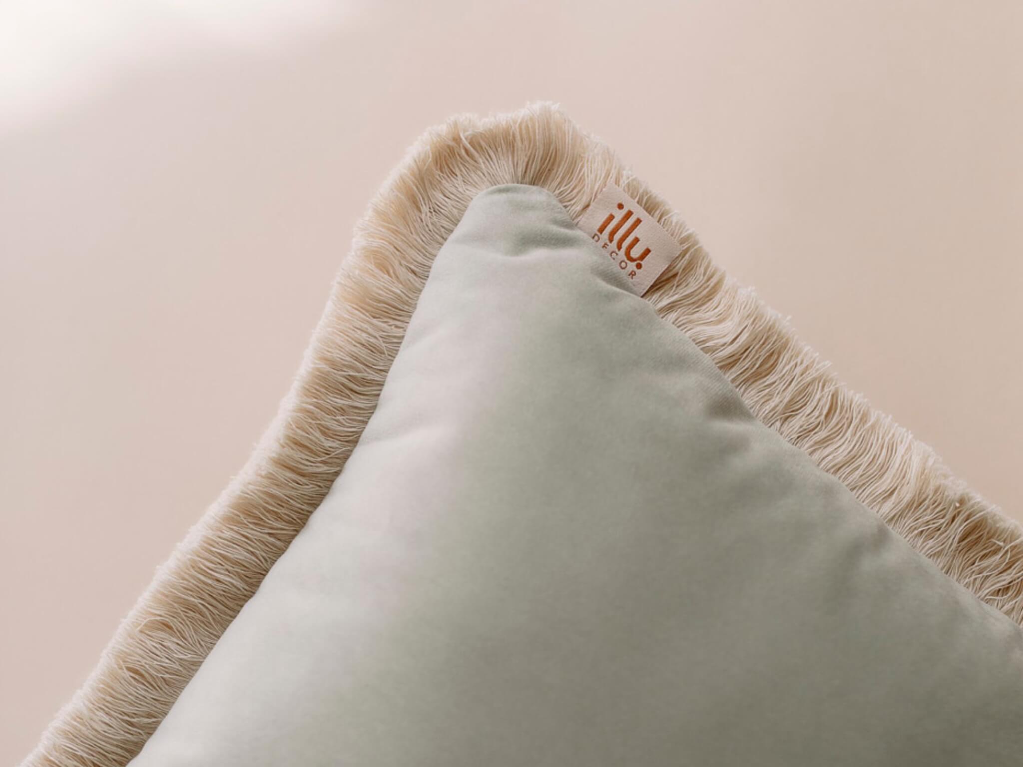 Miętowa, dekoracyjna poduszka „Magic velvet” z bawełnianymi frędzlami