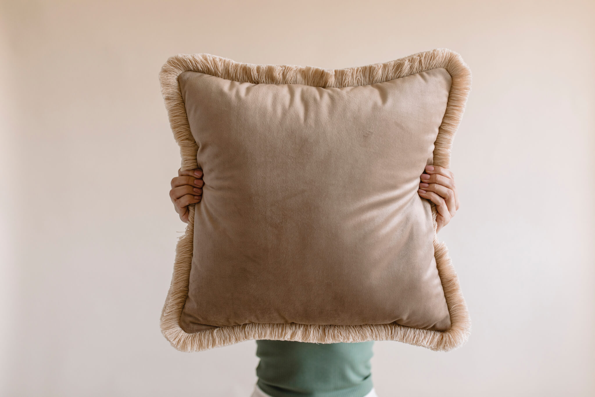 Brązowa, dekoracyjna poduszka „Magic velvet” z bawełnianymi frędzlami