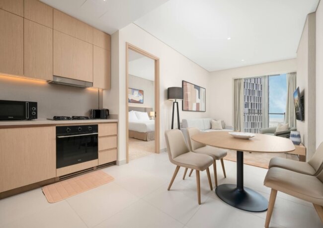 Jak urządzić małe mieszkanie? Funkcjonalne meble, do ciasnych wnętrz